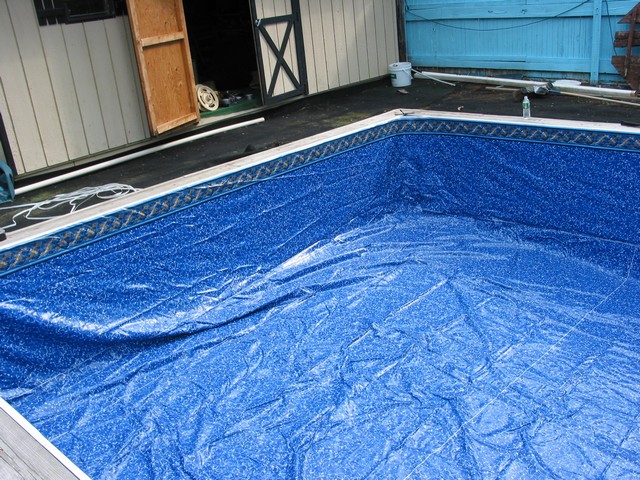 Yea, it stretches. The sides are very loose The extra needs to be pulled from the floor
